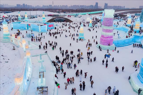 游客在哈爾濱冰雪大世界園區(qū)內(nèi)游玩（無人機(jī)照片，2024年1月4日攝）。新華社記者 謝劍飛 攝