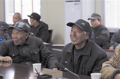  圖③：農(nóng)民工臉上洋溢著笑容。