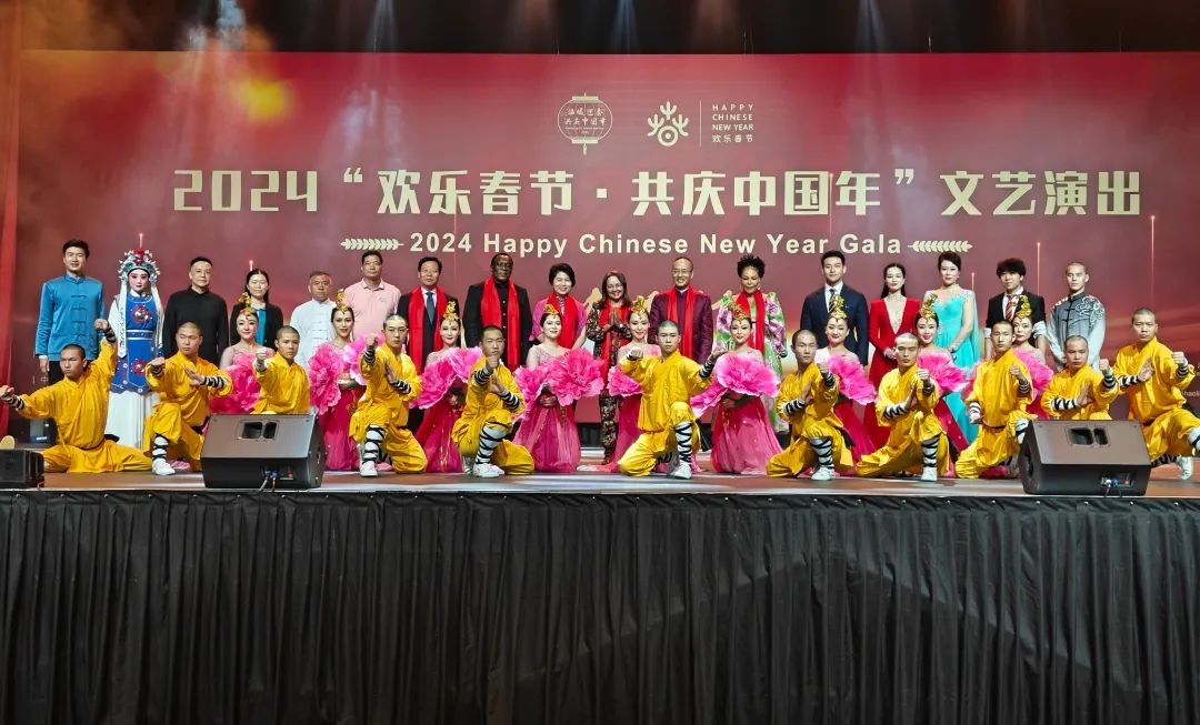 全體嘉賓和演員合影。中國駐南非大使館供圖