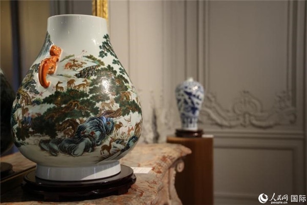 嘉賓和公眾參觀“絲路瓷行”——中國景德鎮(zhèn)陶瓷文化特展。人民網(wǎng)記者 尚凱元攝