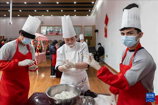 1月28日，在復(fù)旦大學(xué)第二附屬學(xué)校，美國馬斯卡廷中學(xué)學(xué)生展示自己制作的湯圓。 新華社記者 王翔 攝