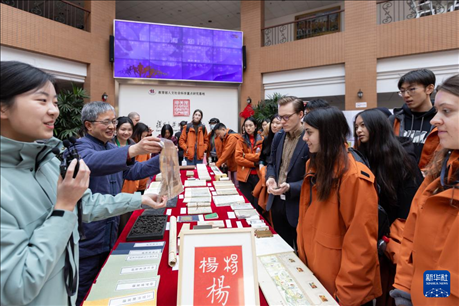 1月29日，在復(fù)旦大學(xué)，美國馬斯卡廷中學(xué)學(xué)生了解中國古籍裝幀與修復(fù)技術(shù)。 新華社記者 王翔 攝