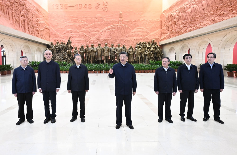 2022年10月27日，習(xí)近平在延安革命紀(jì)念館參觀《偉大歷程——中共中央在延安十三年歷史陳列》結(jié)束時(shí)發(fā)表重要講話。新華社記者 燕雁 攝
