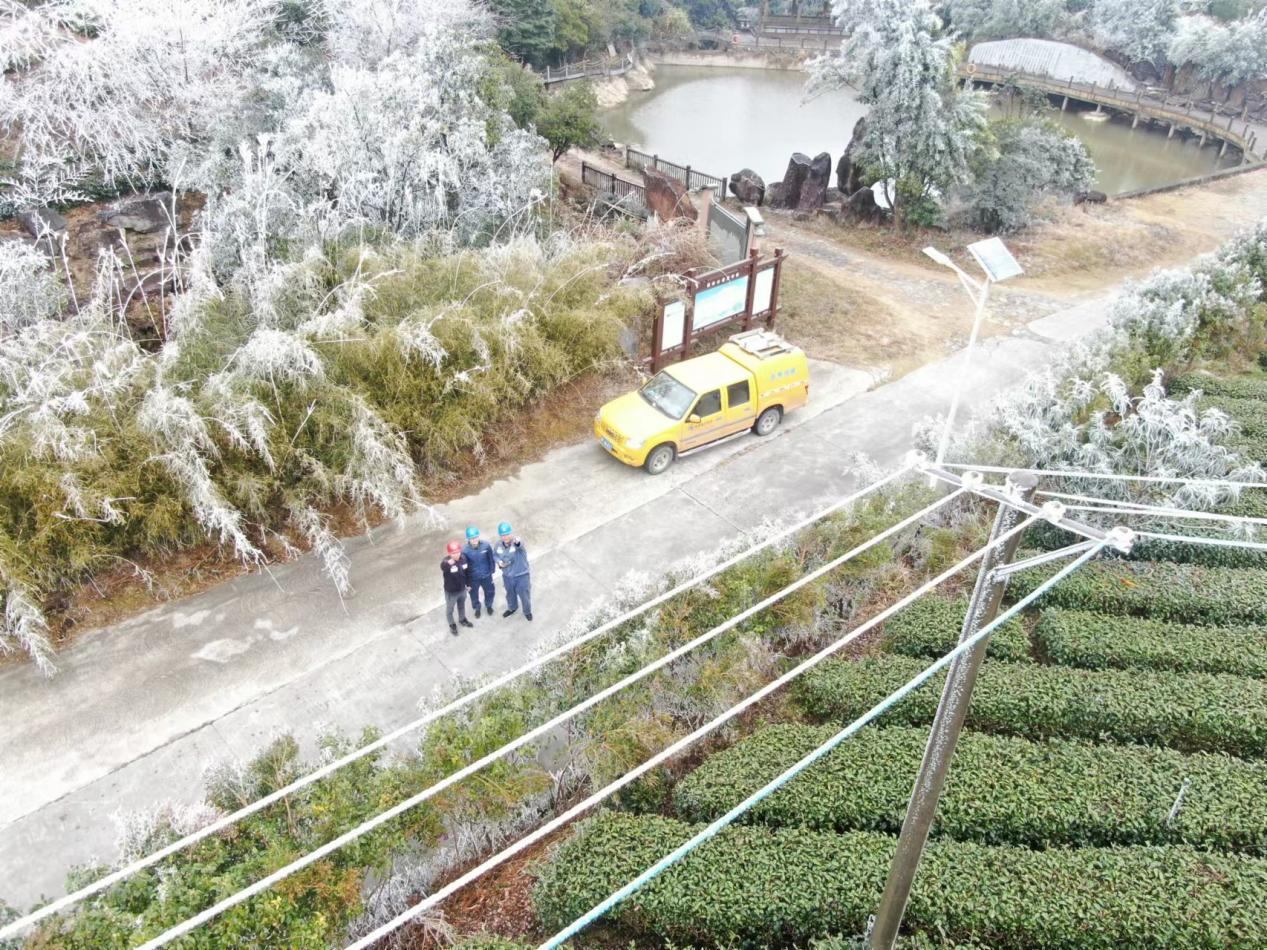 南方電網(wǎng)廣東梅州豐順供電局工作人員對重點線路設(shè)備進行特巡特維。徐會芳攝