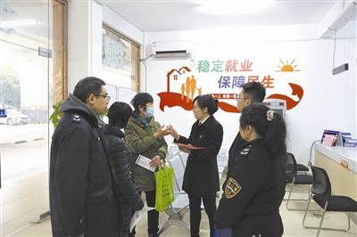  圖③：調(diào)解后，法官現(xiàn)場向當事人做釋法析理工作。
