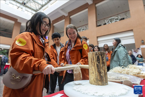 1月29日，在復(fù)旦大學(xué)，美國馬斯卡廷中學(xué)學(xué)生用錘子打紙漿，親身體驗古法制作紙張。 新華社記者 王翔 攝