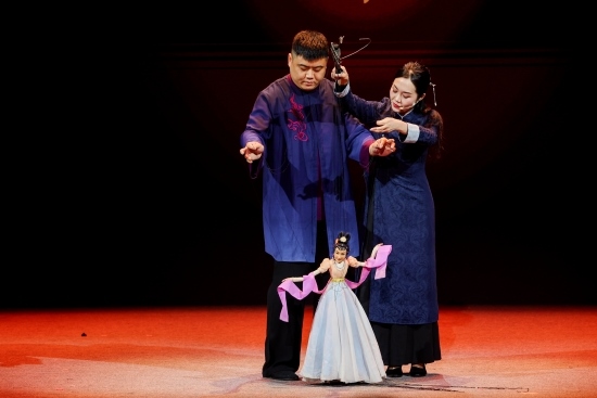 “何以中國(guó)·向海泉州”網(wǎng)絡(luò)主題活動(dòng)現(xiàn)場(chǎng)，蔡思雅和搭檔表演提線木偶戲。