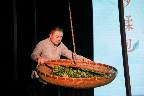 “何以中國(guó)·向海泉州”網(wǎng)絡(luò)主題活動(dòng)現(xiàn)場(chǎng)，魏嘉宏表演搖青。