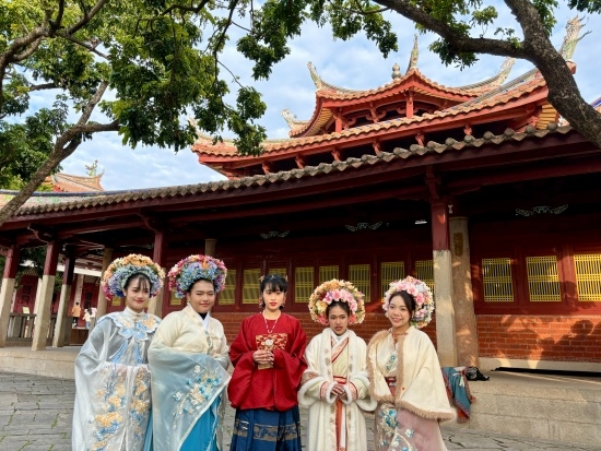 泰國留學(xué)生頭戴蟳埔簪花圍在開元寺留影。人民網(wǎng)記者 金慧慧攝