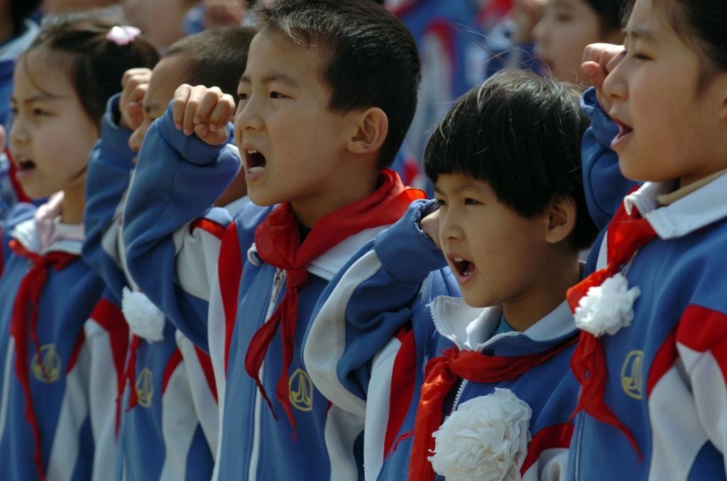 2006年4月5日，天津緣誠小學(xué)的同學(xué)們來到平津戰(zhàn)役紀(jì)念館祭奠英烈，表達(dá)對革命先烈的緬懷之情。