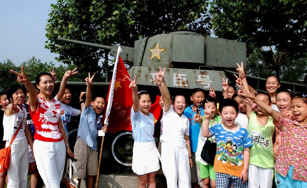 2003年7月31日，天津市紅橋區(qū)躍進(jìn)里小學(xué)少先隊員來到平津戰(zhàn)役紀(jì)念館“功臣號坦克”前，開展以“揚(yáng)軍威做革命接班人”為主題的隊日活動?！鞍艘弧苯ㄜ姽?jié)前夕，天津市在少先隊員中廣泛開展“仰望革命英烈頌我軍威”等紀(jì)念活動。