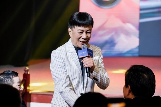 “何以中國(guó)·向海泉州”網(wǎng)絡(luò)主題活動(dòng)現(xiàn)場(chǎng)，陳百潭演出時(shí)與觀眾互動(dòng)。泉州廣播電視臺(tái)供圖