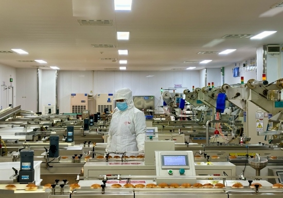 盼盼5G智慧工廠生產線正在進行產品質檢。人民網記者 金慧慧攝