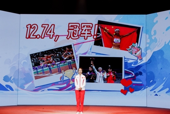 “何以中國·向海泉州”網絡主題活動現(xiàn)場，林雨薇講述奪冠經歷。泉州廣播電視臺供圖