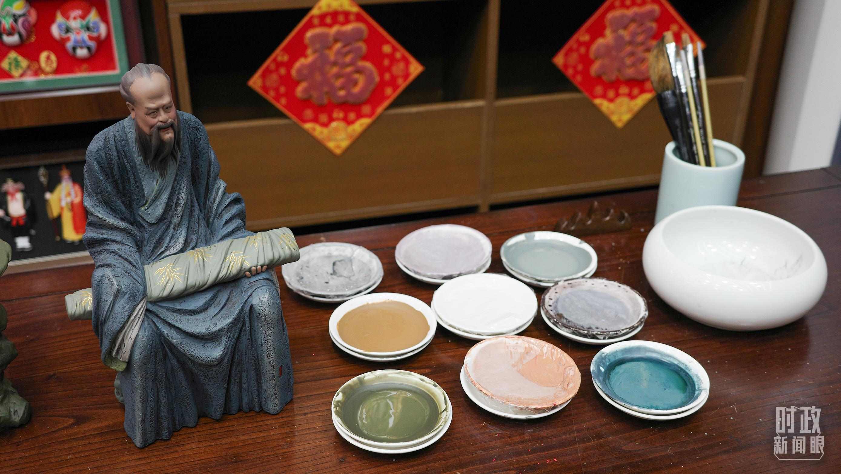 △天津古文化街，泥人張店鋪的上色顏料展示。（總臺央視記者覃思拍攝）