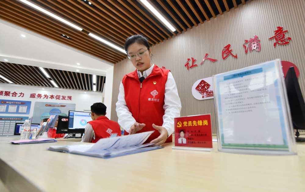 △2023年12月14日，廣西南寧市蟠龍社區(qū)，工作人員在為居民服務(wù)。