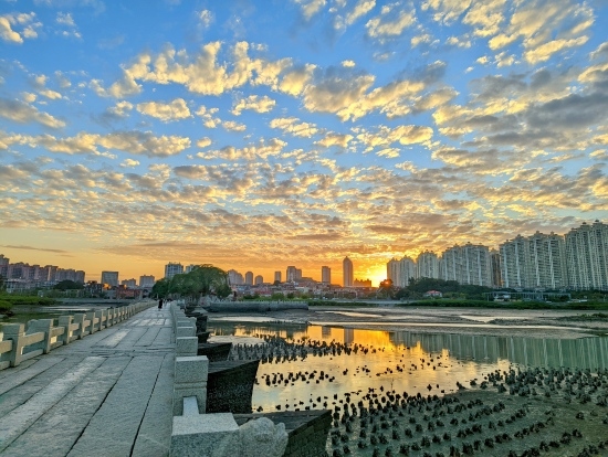 夕陽余暉下的洛陽橋（局部）。受訪者供圖
