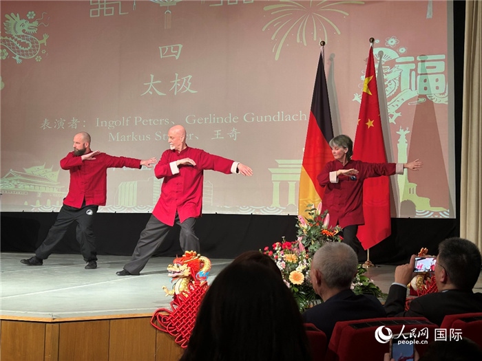 太極，表演者：Ingolf Peters、Gerlinde Gundlach、Markus Stüber