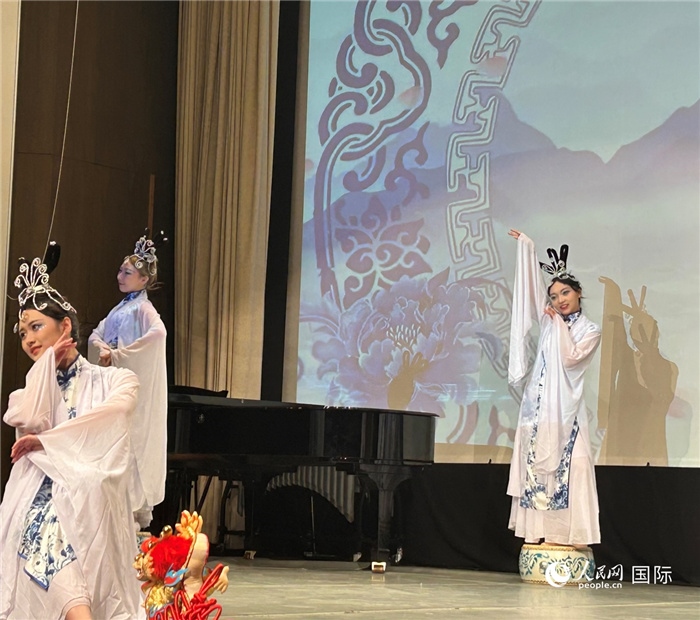 舞蹈《青花瓷》，表演者：德國(guó)中歐文化藝術(shù)交流協(xié)會(huì)