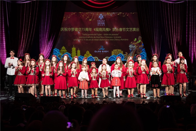 圖為羅小快板兒童合唱團在演唱中文歌曲。 中國駐羅大使館文化處供圖。