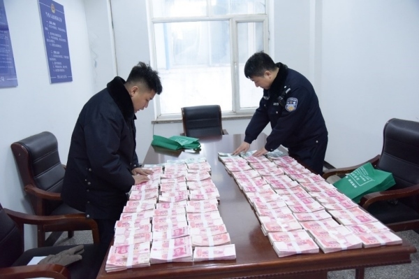 民警清點(diǎn)涉案資金。磐石市公安局供圖