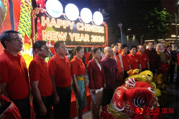 中泰嘉賓在曼谷唐人街耀華力路合影。 人民網(wǎng)記者 張矜若攝