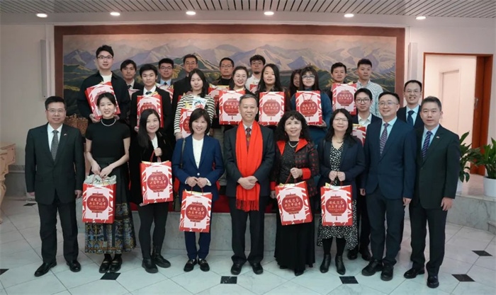 中國駐瑞典大使館崔愛民與留學(xué)生代表和華校負(fù)責(zé)人合影。 中國駐瑞典大使館供圖