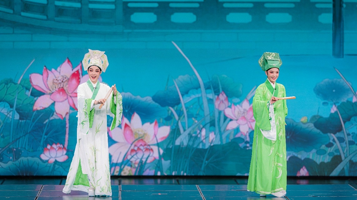青年越劇演員陳麗君、李云霄彩排現(xiàn)場。主辦方供圖