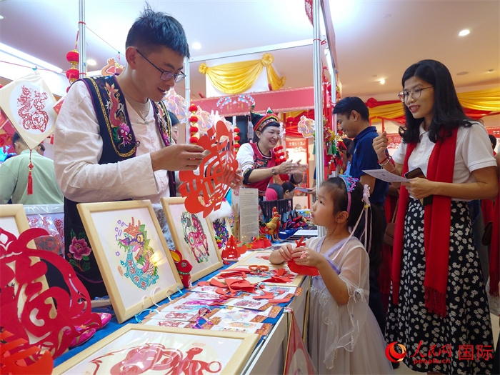 活動(dòng)現(xiàn)場(chǎng)的剪紙展示。人民網(wǎng)記者 謝佳君攝