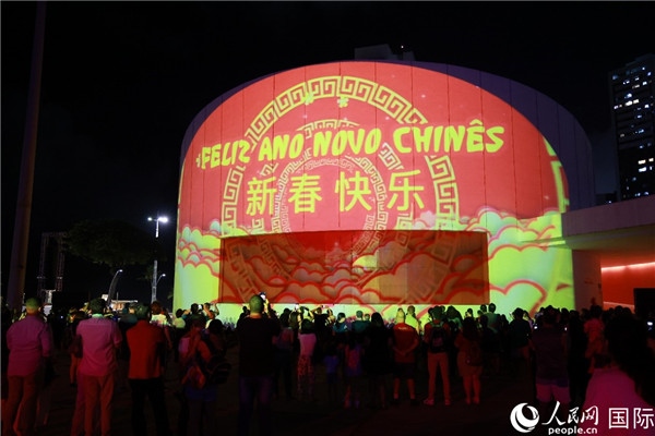 林度夫人公園內(nèi)劇院的外墻上投影出中國文化元素?zé)艄庑?。人民網(wǎng)記者 陳海琪攝
