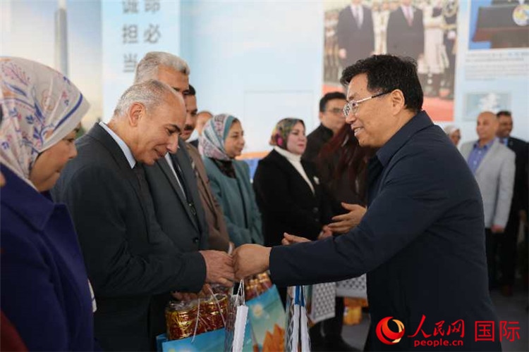 中建埃及分公司董事長常偉才為埃及師生發(fā)放新年禮包。人民網(wǎng)記者 黃培昭攝