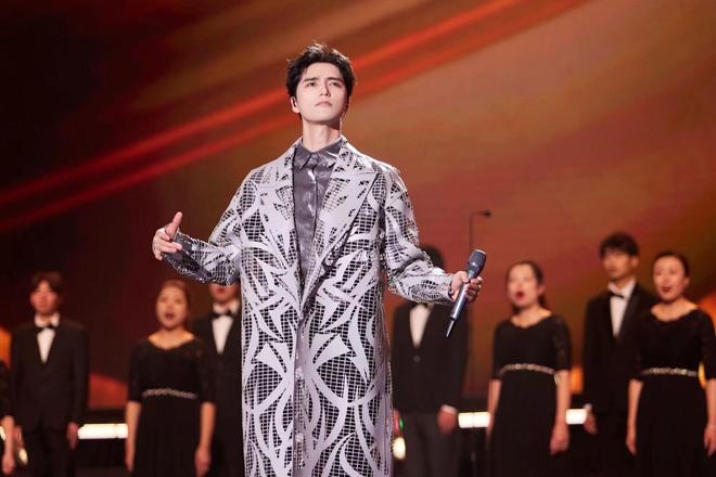演員李建義、許魏洲和歌手等的音樂(lè)秀《有種浪漫叫中國(guó)航天》
