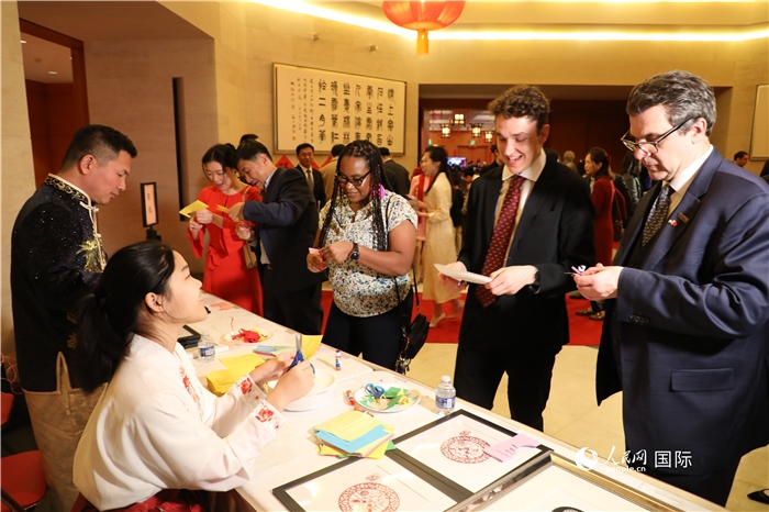 圖為美國民眾體驗(yàn)中國春節(jié)民俗。人民網(wǎng)記者 李志偉攝