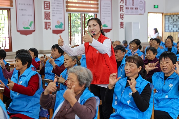 老人們正在學習手勢舞。