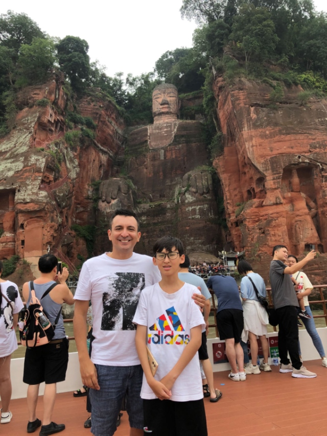 埃爾南多與兒子在廣東佛山。圖片由受訪者提供