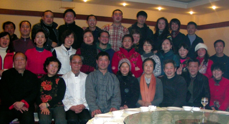 2018年，卡洛斯（二排中間）和武術(shù)學(xué)校的老師同學(xué)一起過春節(jié)。圖片由受訪者提供