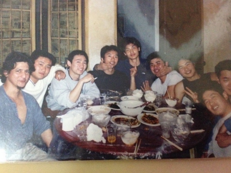 2007 年，卡洛斯·卡斯蒂略（左一）和他的中國朋友在武漢慶祝春節(jié)。圖片由受訪者提供