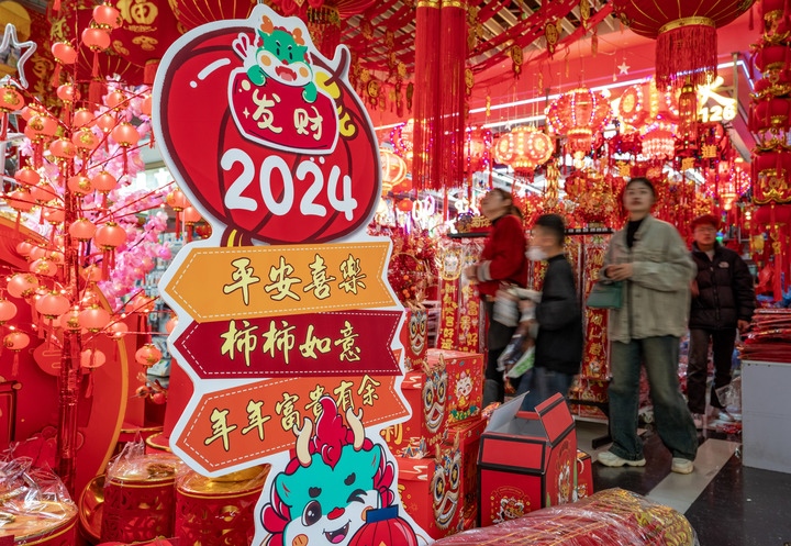1月11日，顧客在昆明新螺螄灣國際商貿(mào)城選購節(jié)日飾品。新華社記者 陳欣波 攝