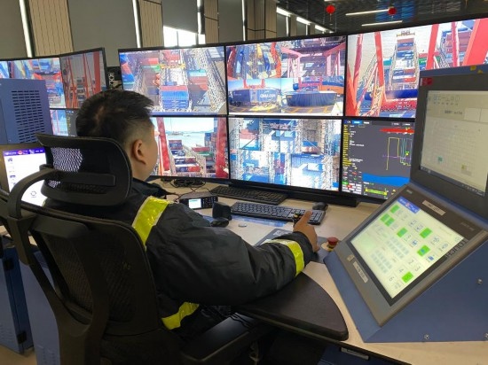 圖為寧波舟山港梅山港區(qū)遠控操作室內(nèi)，橋吊司機在遠程控制橋吊裝卸。新華社記者魏一駿 攝