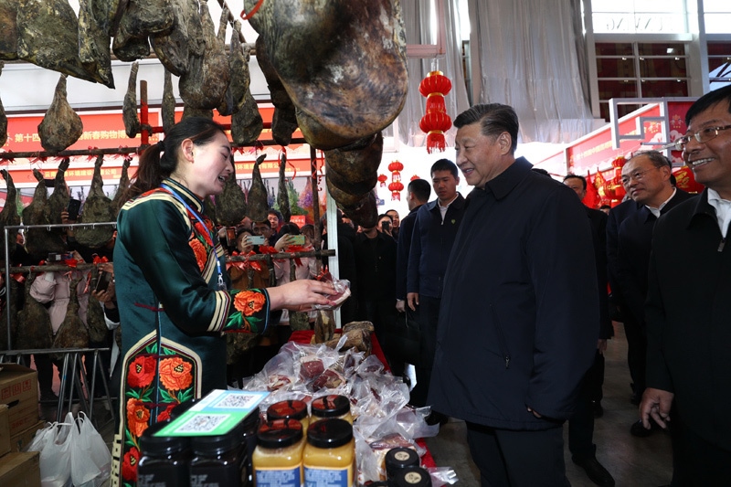 2020年1月19日至21日，中共中央總書記、國家主席、中央軍委主席習近平來到云南，看望慰問各族干部群眾，向全國人民致以新春祝福。這是20日下午，習近平在昆明新春購物博覽會年貨街，了解春節(jié)前市場供應情況。新華社記者 鞠鵬 攝