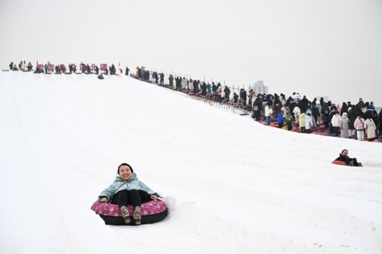 圖為1月18日，市民在內(nèi)蒙古賽馬場滑雪圈。新華社記者 貝赫 攝