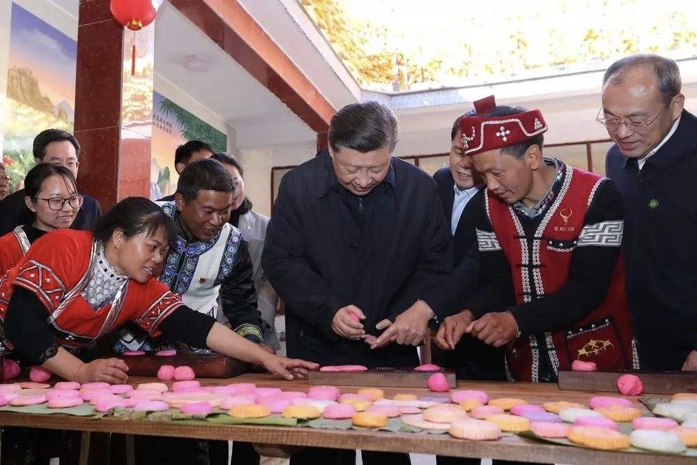 2020年1月19日，習近平總書記在云南省騰沖市清水鄉(xiāng)三家村中寨司莫拉佤族村，同村民李發(fā)順一家制作當地節(jié)日傳統(tǒng)食品大米粑粑。新華社記者 鞠鵬 攝
