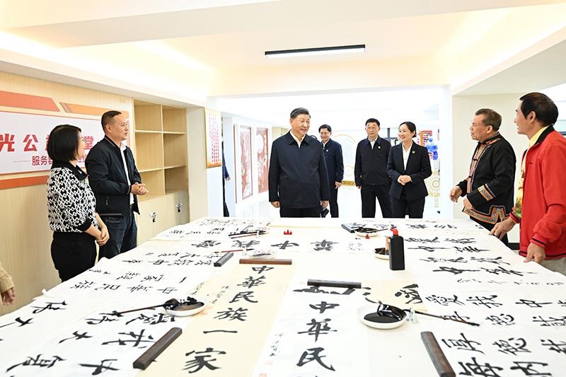 △2023年12月14日，習(xí)近平總書記在廣西南寧市良慶區(qū)蟠龍社區(qū)黨群服務(wù)中心文體活動室同社區(qū)居民親切交流。
