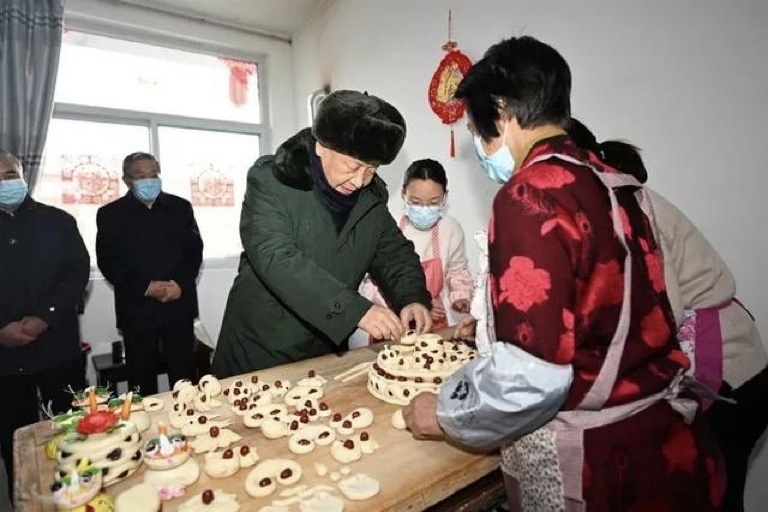 2022年1月26日，習近平總書記在山西省臨汾市霍州市師莊鄉(xiāng)馮南垣村，同師紅兵一家做年饃。新華社記者 李學仁 攝