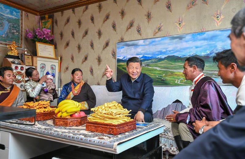 △2021年6月8日，習(xí)近平總書記在青海海北藏族自治州剛察縣果洛藏貢麻村，同藏族牧民索南才讓一家人圍坐在客廳聊家常。