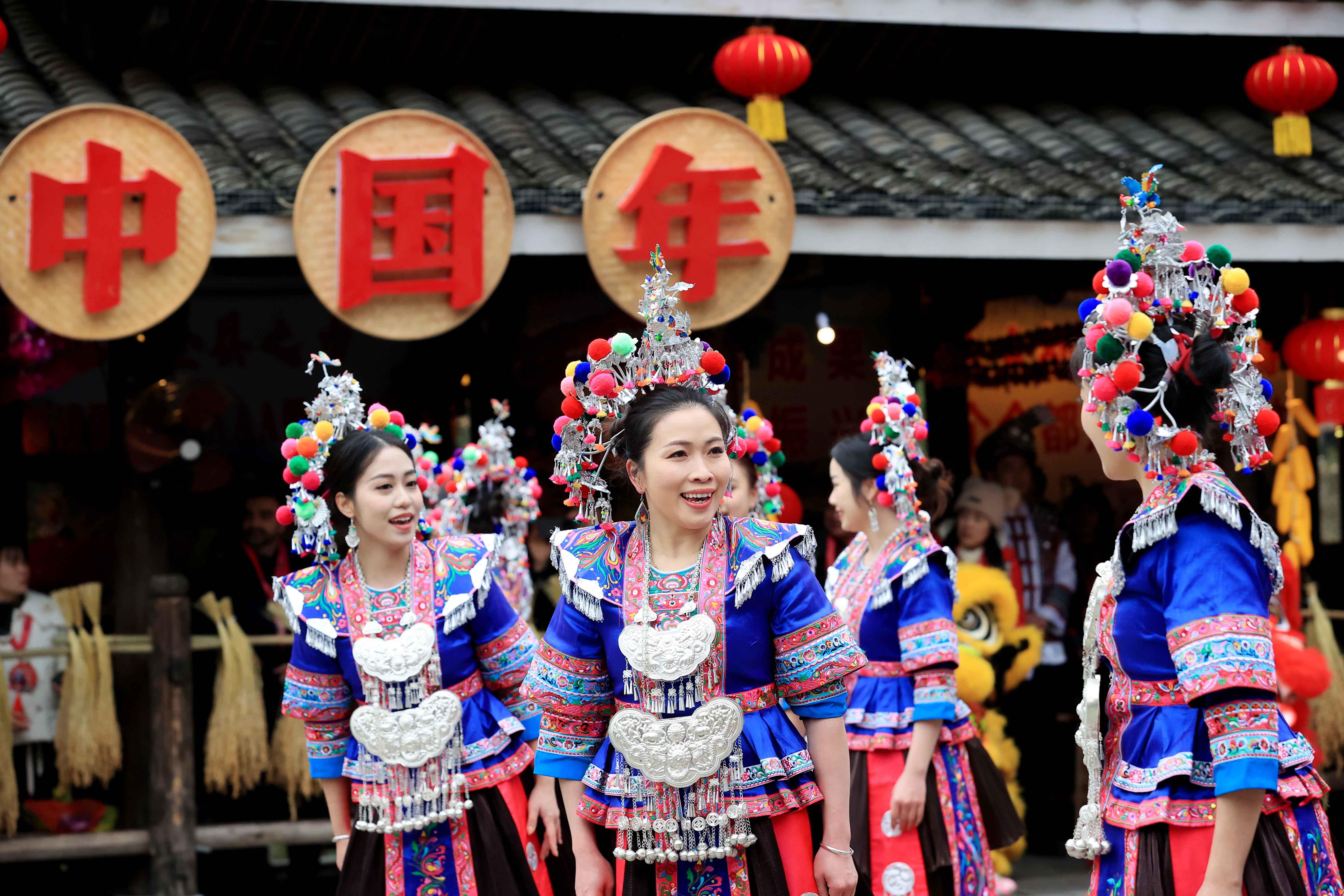 △2024年2月3日，在廣西柳州三江侗族自治縣林溪鎮(zhèn)程陽八寨景區(qū)，“村晚”紅紅火火進行。