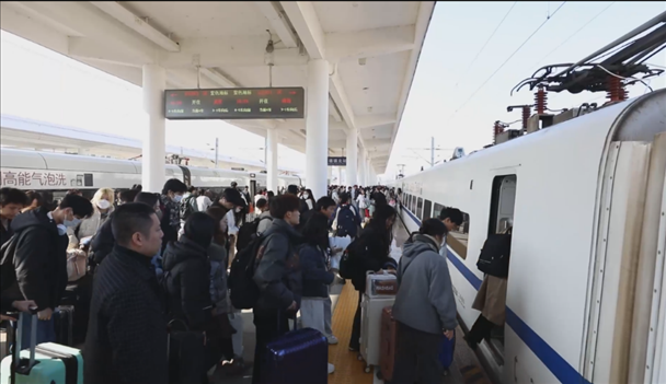 景德鎮(zhèn)北站的旅客陸續(xù)登上回家的列車。中國鐵路南昌局供圖