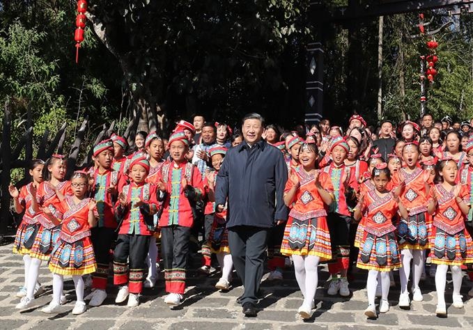 △2020年1月19日，習(xí)近平總書記來到云南騰沖市清水鄉(xiāng)三家村中寨司莫拉佤族村看望鄉(xiāng)親們。告別時，鄉(xiāng)親們唱著《阿佤人民唱新歌》，簇擁著總書記走出村口，歌聲笑聲在村寨久久回蕩。