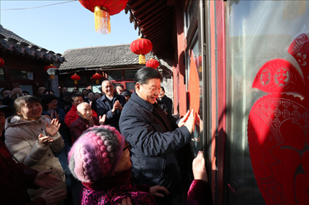 2019年2月1日上午，習(xí)近平總書記在前門東區(qū)草廠四條胡同32號院，高興地拿起一幅“?！弊郑H自貼到門上，給這里的老街坊們拜年。新華社記者鞠鵬攝