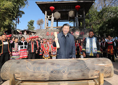 2020年1月19日下午，習(xí)近平總書記在騰沖市清水鄉(xiāng)三家村中寨司莫拉佤族村廣場上，敲響三聲佤族木鼓，祝福來年風(fēng)調(diào)雨順、國泰民安。新華社記者 鞠鵬 攝